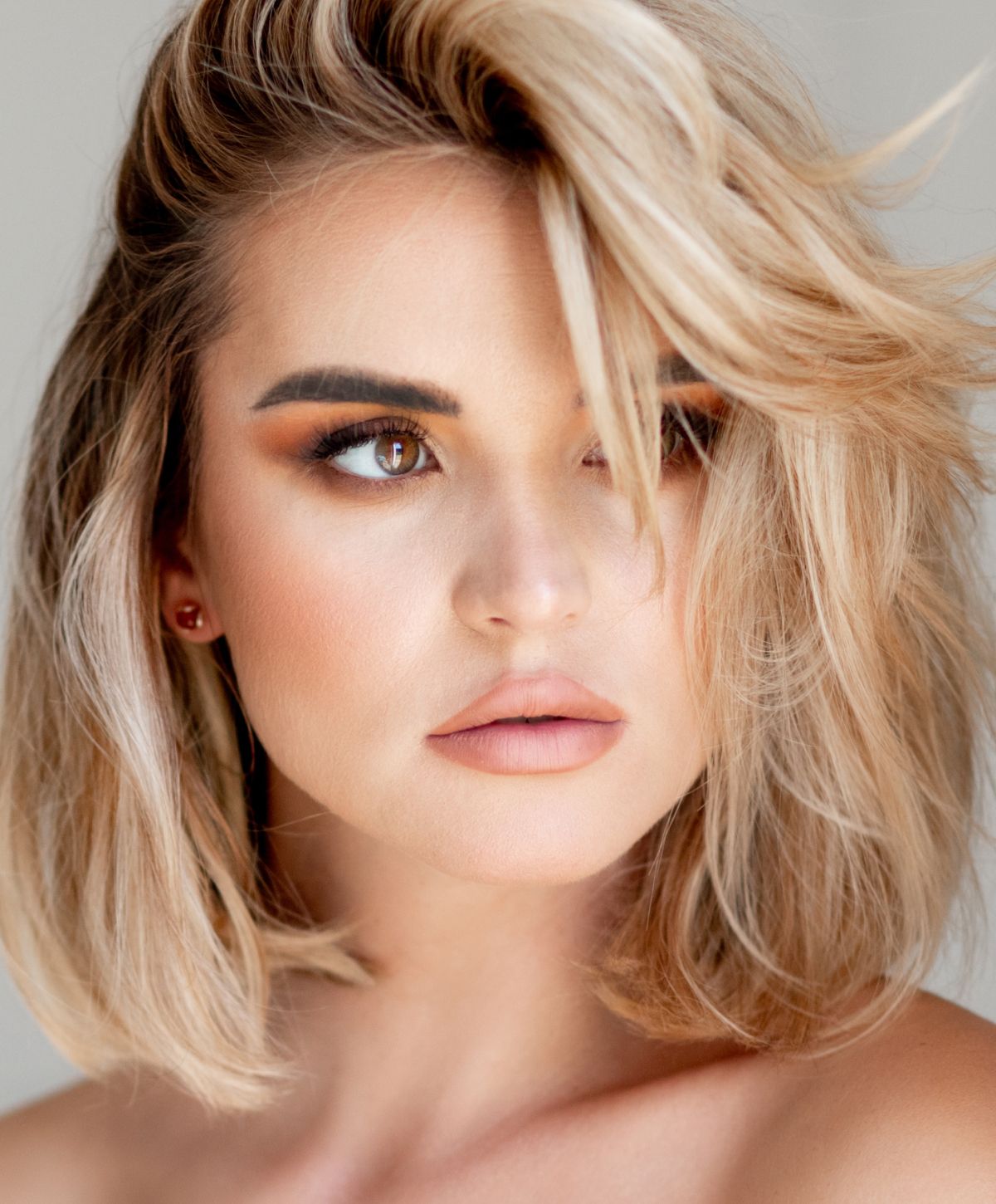 Administering an injection for cosmetic treatment.